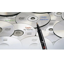 Černý permanentní popisovač s jemným hrotem na výběru popsaných DVD a CD.