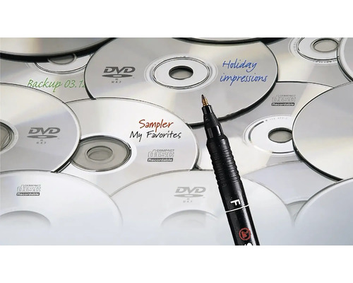 Černý permanentní popisovač s jemným hrotem na výběru popsaných DVD a CD.