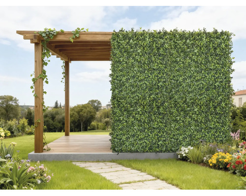 Dřevěná pergola s umělým živým plotem jako ochranou soukromí ve světlé, organizované zahradě s květinami a kamennou cestou.