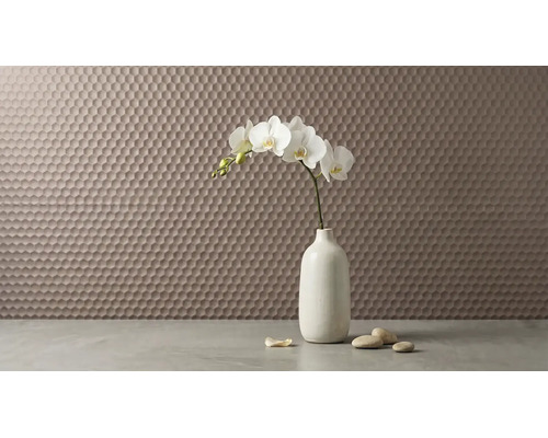 Nástěnná dekorace s trojrozměrným šestihranným vzorem v moderním designu za vázou s orchidejí a dekoračními kameny.
