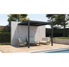 Moderní kovová pergola u zdi na dřevěné terase s dřevěným zahradním nábytkem a polstry u bazénu.