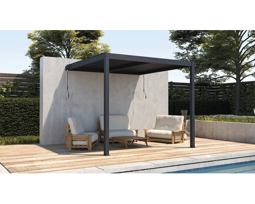 Moderní kovová pergola u zdi na dřevěné terase s dřevěným zahradním nábytkem a polstry u bazénu.