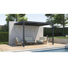 Moderní antracitová pergola na dřevěné terase u bazénu se zahradním nábytkem a betonovou zdí.