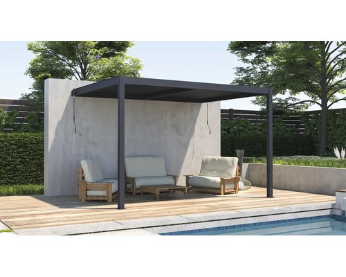 Moderní antracitová pergola na dřevěné terase u bazénu se zahradním nábytkem a betonovou zdí.