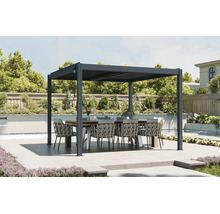 Moderní kovová pergola s lamelami na terase s jídelním stolem a židlemi na zahradě u bazénu.