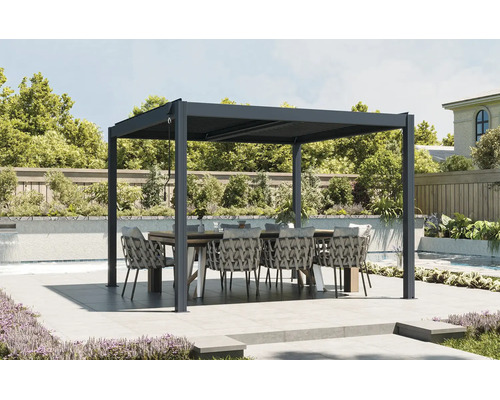 Moderní kovová pergola s lamelami na terase s jídelním stolem a židlemi na zahradě u bazénu.