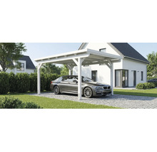 Bílý dřevěný přístřešek pro auto s plochou střechou před moderním bílým domem s parkujícím vozem na dlážděném vjezdu.