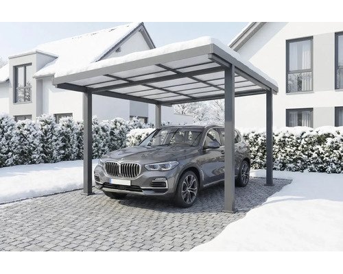 Moderní hliníkový přístřešek pro auto s SUV pod ním v zasněžené zimní krajině.