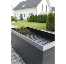 Kovový vyvýšený záhon v antracitové barvě s mezipodlahou a bylinkami v moderní zahradě.