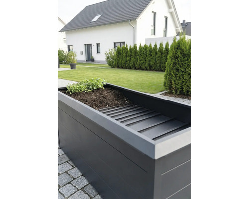 Kovový vyvýšený záhon v antracitové barvě s mezipodlahou a bylinkami v moderní zahradě.