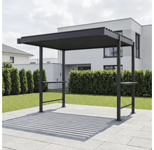 Moderní tmavá kovová pergola s lamelovou střechou na dlážděné terase v zahradě před živým plotem a rodinným domem.