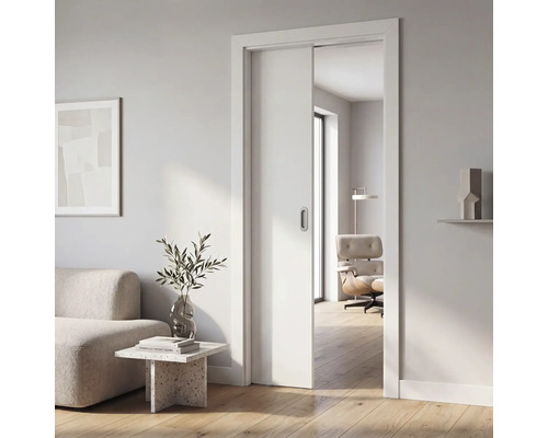 Bílé posuvné dveře v moderním světlém obývacím pokoji s dřevěnou podlahou a minimalistickým vybavením.