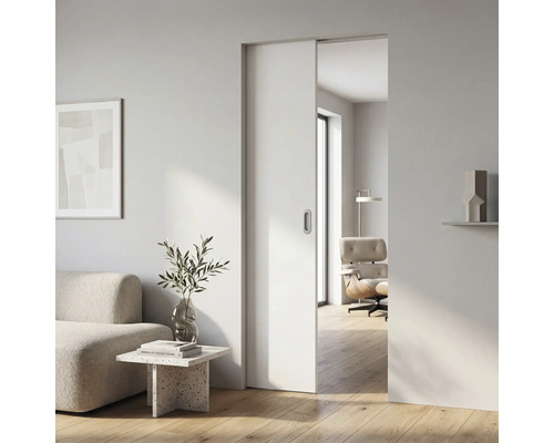 Bílé posuvné dveře v minimalistickém obývacím pokoji s dřevěnou podlahou, moderní pohovkou a stolkem v jasném, otevřeném designu.
