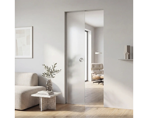 Minimalistický obývací pokoj s posuvnými skleněnými dveřmi, světlou pohovkou a moderním nábytkem v jasném, prostorném prostředí.
