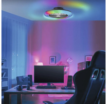 Stropní ventilátor s barevným LED osvětlením v moderním herním pokoji s atmosférickým světlem.