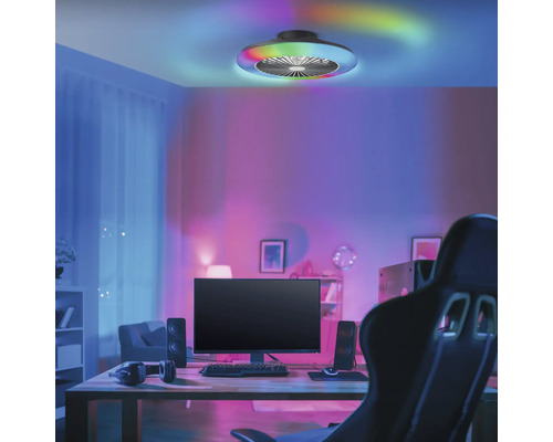 Stropní ventilátor s barevným LED osvětlením v moderním herním pokoji s atmosférickým světlem.