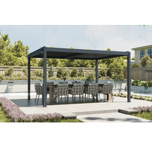 Moderní šedá pergola s lamelovou střechou nad jídelním stolem a pletenými židlemi na světlé terase u bazénu.