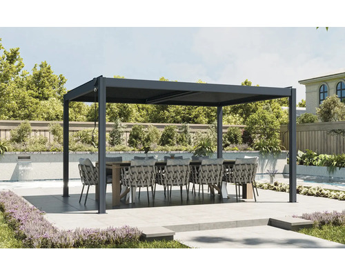 Moderní šedá pergola s lamelovou střechou nad jídelním stolem a pletenými židlemi na světlé terase u bazénu.