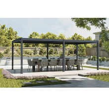 Antracitová hliníková pergola na terase s moderním jídelním setem, bazénem a zahradou v pozadí.
