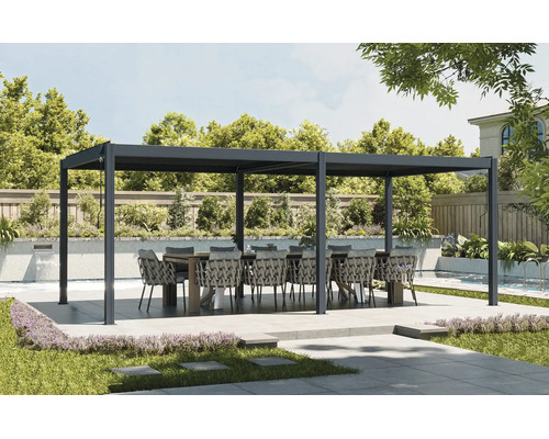 Antracitová hliníková pergola na terase s moderním jídelním setem, bazénem a zahradou v pozadí.