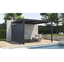 Moderní pergola s boční stěnou na dřevěné terase u bazénu, vybavená zahradním nábytkem.