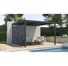 Moderní pergola v antracitové barvě s lamelovou stěnou na dřevěné terase u bazénu s venkovním nábytkem.