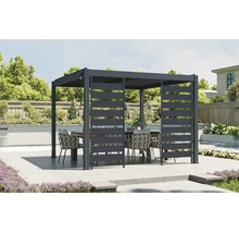 Moderní kovová pergola s lamelovou střechou a bočními stěnami na světlé terase s bazénem a jídelní soupravou.