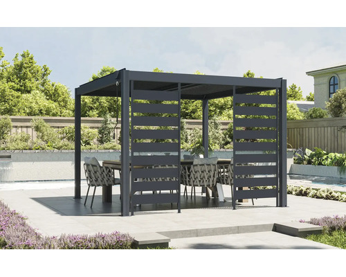 Moderní kovová pergola s lamelovou střechou a bočními stěnami na světlé terase s bazénem a jídelní soupravou.