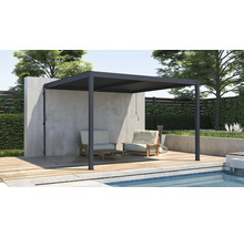 Moderní kovová pergola s plochou střechou na dřevěné terase u bazénu, vybavená zahradním nábytkem v zahradě.