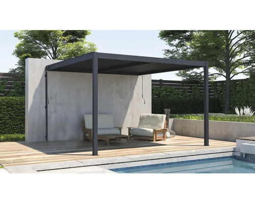 Moderní kovová pergola s plochou střechou na dřevěné terase u bazénu, vybavená zahradním nábytkem v zahradě.