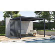 Moderní hliníková pergola s lamelovou boční stěnou na dřevěné terase u bazénu se zahradním nábytkem.