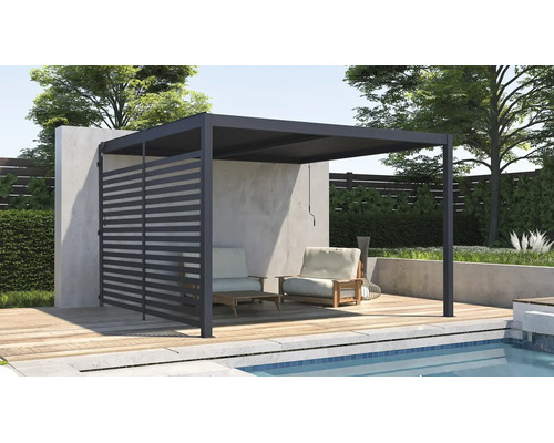 Moderní hliníková pergola s lamelovou boční stěnou na dřevěné terase u bazénu se zahradním nábytkem.