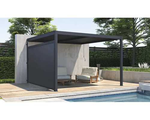 Moderní pergola s boční stěnou na dřevěné terase u bazénu, vybavená zahradním nábytkem.
