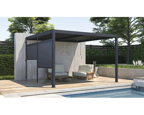 Moderní hliníková pergola s nastavitelnou střechou a bočními roletami na dřevěné terase u bazénu.