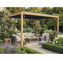 Dřevěná pergola s černou lamelovou střechou na terase. S ratanovým nábytkem, dřevěným stolem a zahradními rostlinami jako levandule a růže.