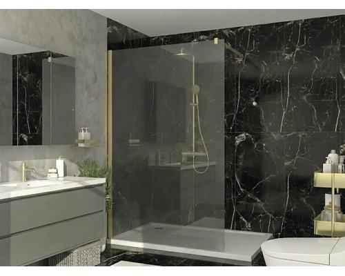 Moderní koupelna s proskleným sprchovým koutem Walk-in, zlatými profily, černým mramorovým obkladem a šedou umyvadlovou skříňkou se zlatou baterií.