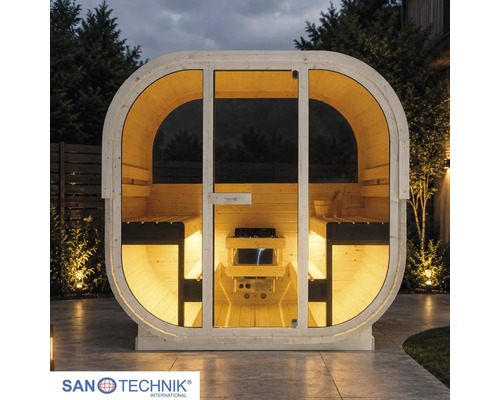 Sanotechnik Logo. Moderní oválná venkovní sauna s prosklenou přední částí, dřevěnými lavicemi a saunovými kamny.