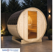 Sudová sauna Sanotechnik ze dřeva na terase za soumraku s prosklenými dveřmi, vnitřním osvětlením a šindeli. Sanotechnik Logo.