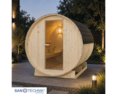 Sudová sauna ze světlého dřeva s prosklenými dveřmi a tmavou střechou na zahradě. Osvětlený interiér s lavicí. Sanotechnik International Logo.