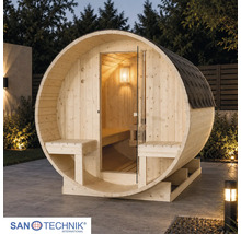 Sudová sauna Sanotechnik ze dřeva se skleněnými dveřmi a venkovními lavicemi v moderní osvětlené zahradě. Sanotechnik International Logo.