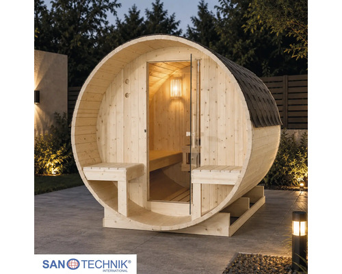 Sudová sauna Sanotechnik ze dřeva se skleněnými dveřmi a venkovními lavicemi v moderní osvětlené zahradě. Sanotechnik International Logo.