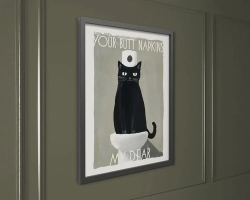 Rámovaný nástěnný obraz s černou kočkou na toaletě a nápisem Your Butt Napkins My Dear na tmavě zelené stěně.