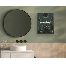 Moderní koupelna s kulatým zrcadlem, bílým umyvadlem, vertikálními dlaždicemi a obrazem s kočkami a textem are you pooping?