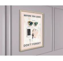 Rámovaný plakát s nápisem Before You Leave Don't Forget, ilustrace slunečních brýlí, chytrého telefonu, peněženky a klíčů.