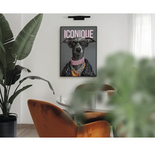 Obraz s motivem psa Iconique v moderně zařízené jídelně s velkou pokojovou rostlinou a designovými židlemi.