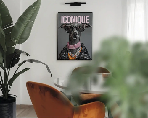 Obraz s motivem psa Iconique v moderně zařízené jídelně s velkou pokojovou rostlinou a designovými židlemi.