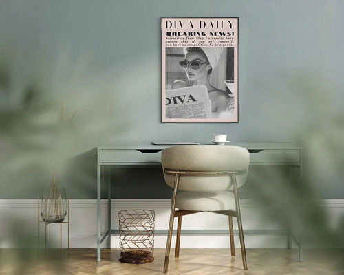 Zarámovaný nástěnný obraz Diva Daily s módním motivem nad moderním psacím stolem v organizované pracovně.