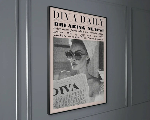 Rámovaný obraz Diva Daily v novinovém stylu, černobílá fotografie ženy se slunečními brýlemi a ručníkem na hlavě.