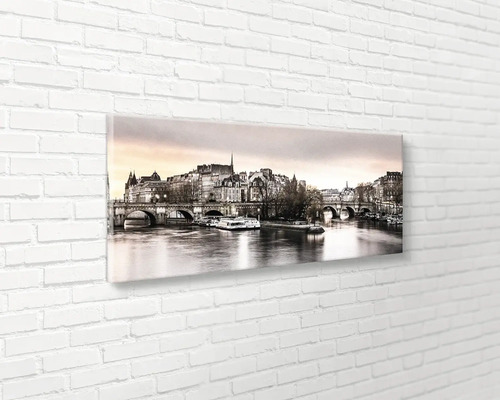 Panoramatický obraz na plátně s výhledem na Paříž, namontovaný na bílé cihlové zdi.