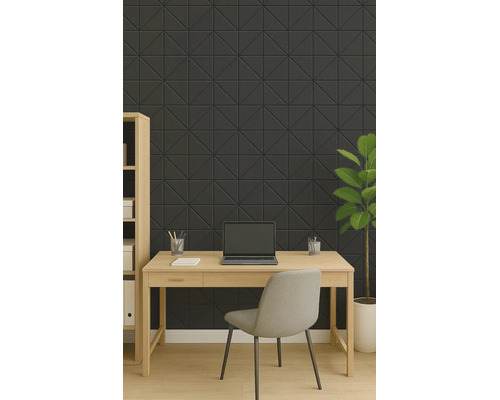 Moderní domácí pracovna s dřevěným stolem, notebookem, židlí a policí u stěny s trojrozměrnými geometrickými nástěnnými panely.